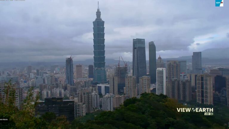 Live Webcam Taipei City Panorama, Xiangshan Hiking Trail, Taiwan.